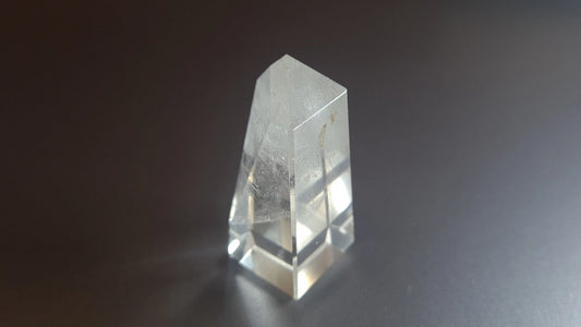 Tour de cristal de quartz 4 faces 5.9cm Cristal Roche