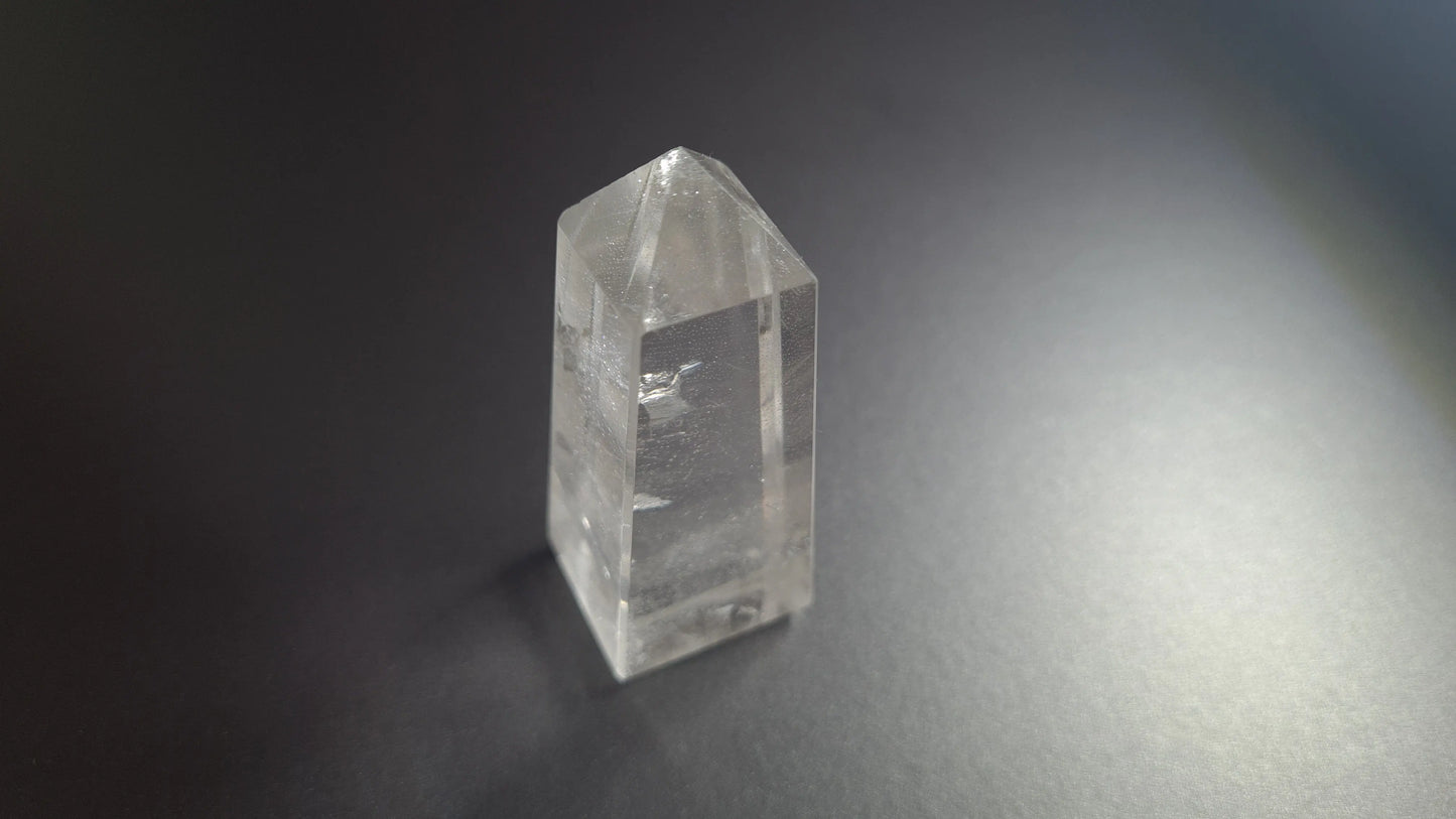 Tour de cristal de quartz 4 faces 6.2cm Cristal Roche