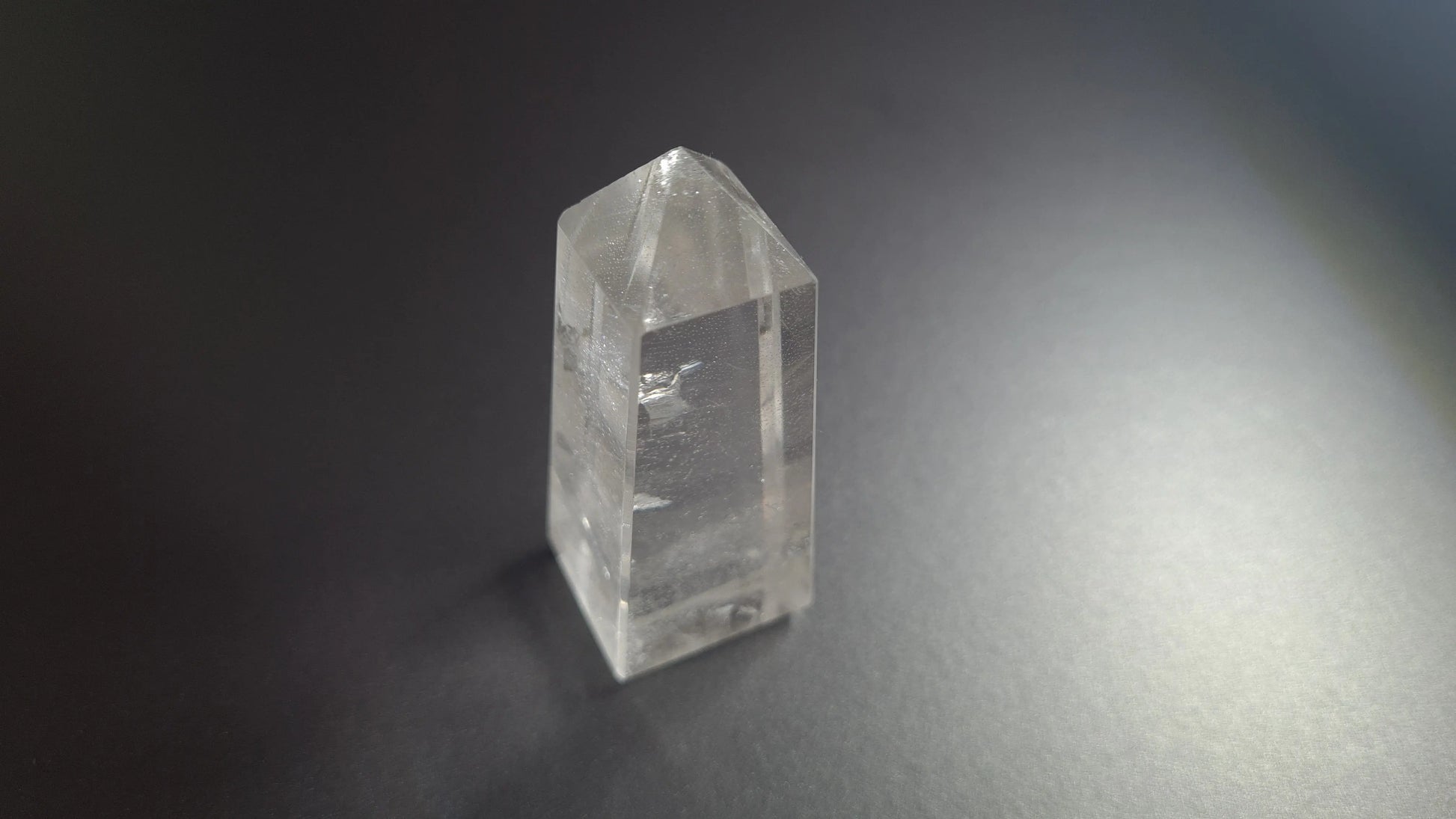 Tour de cristal de quartz 4 faces 6.2cm Cristal Roche