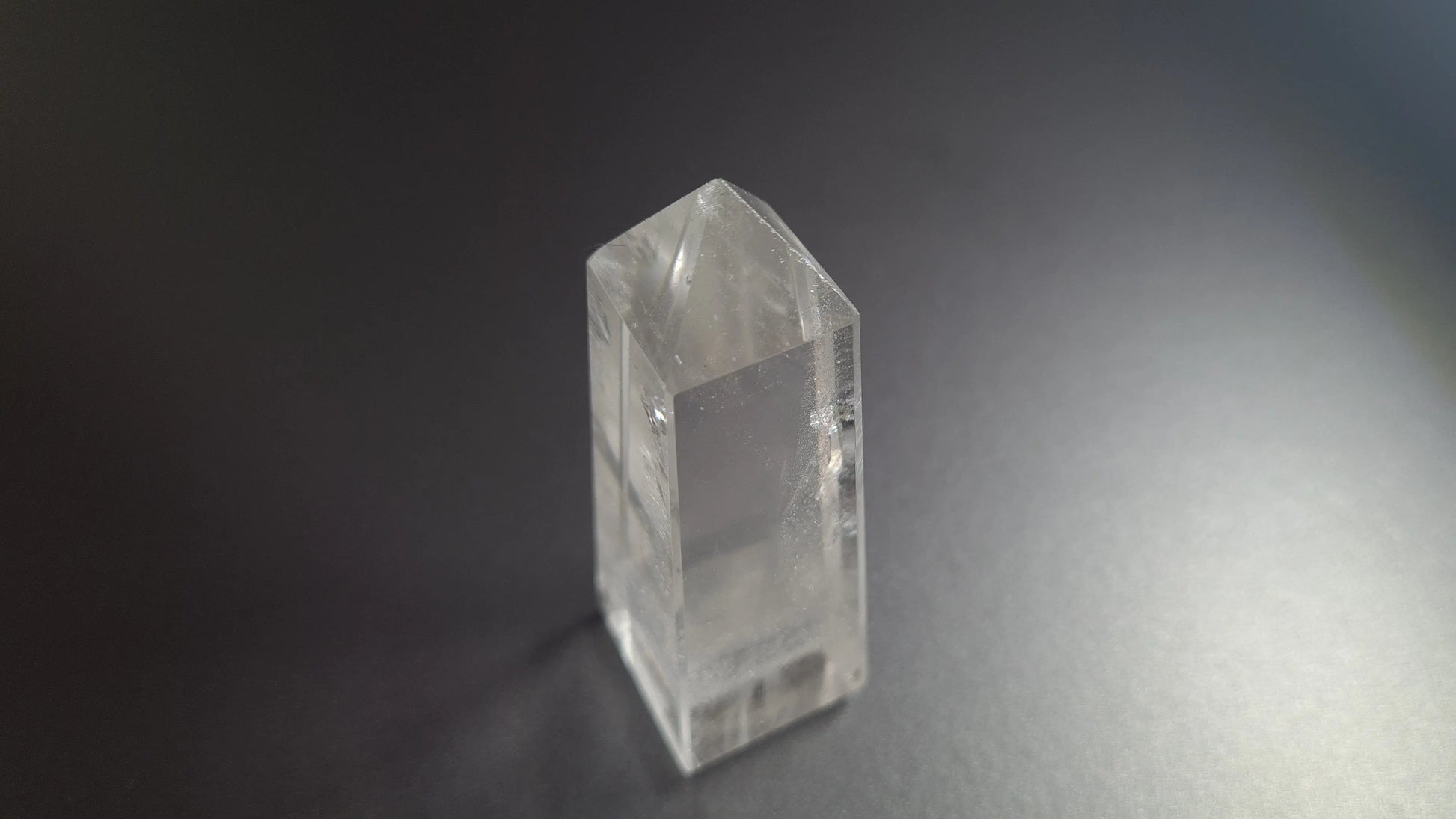 Tour de cristal de quartz 4 faces 6.2cm Cristal Roche