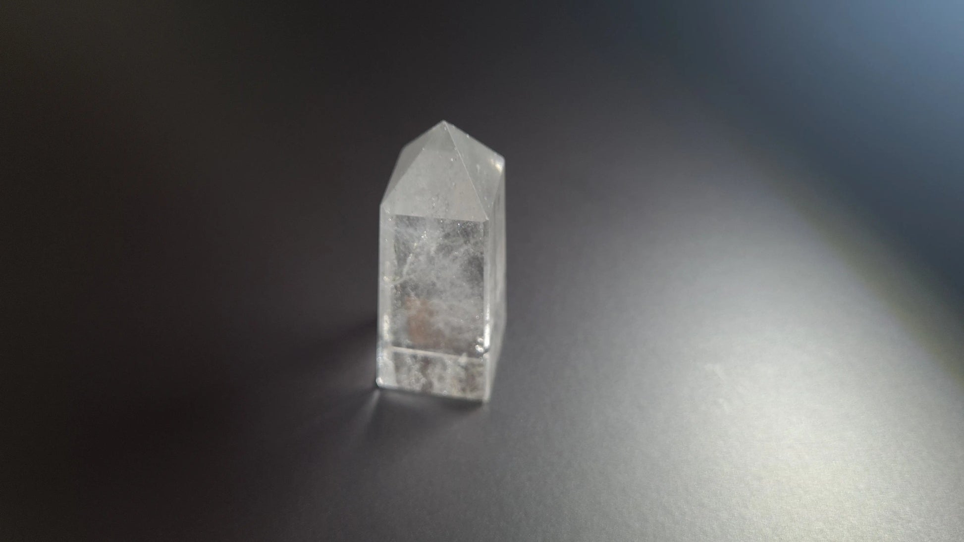 Tour de cristal de quartz 4 faces 6cm Cristal Roche