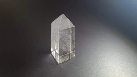 Tour de cristal de quartz 4 faces 6cm Cristal Roche
