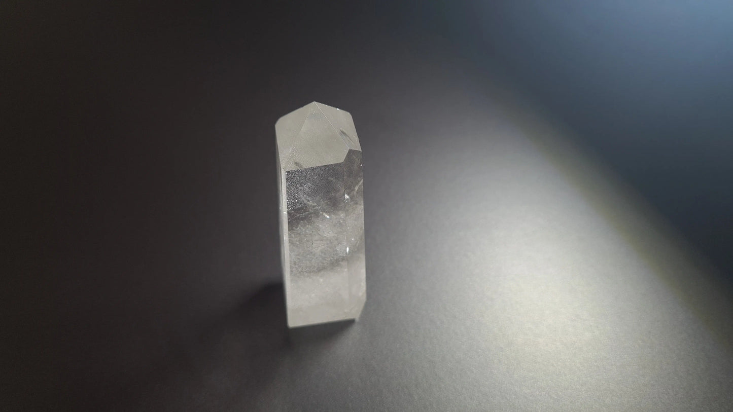 Tour de cristal de quartz 4 faces 6.9cm Cristal Roche