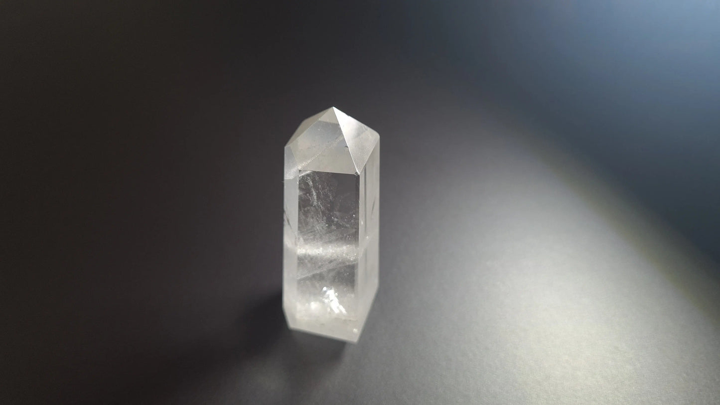 Tour de cristal de quartz 4 faces 6.9cm Cristal Roche