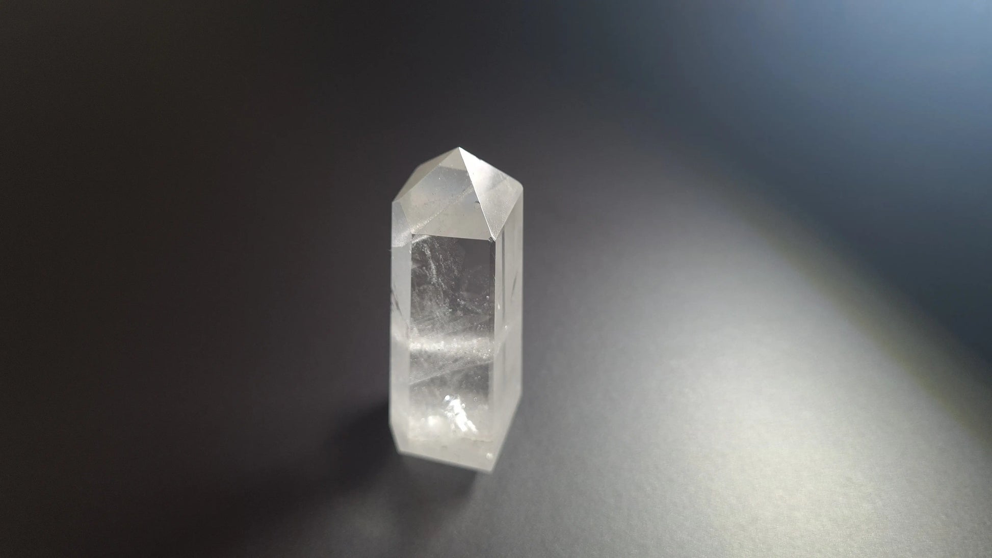 Tour de cristal de quartz 4 faces 6.9cm Cristal Roche