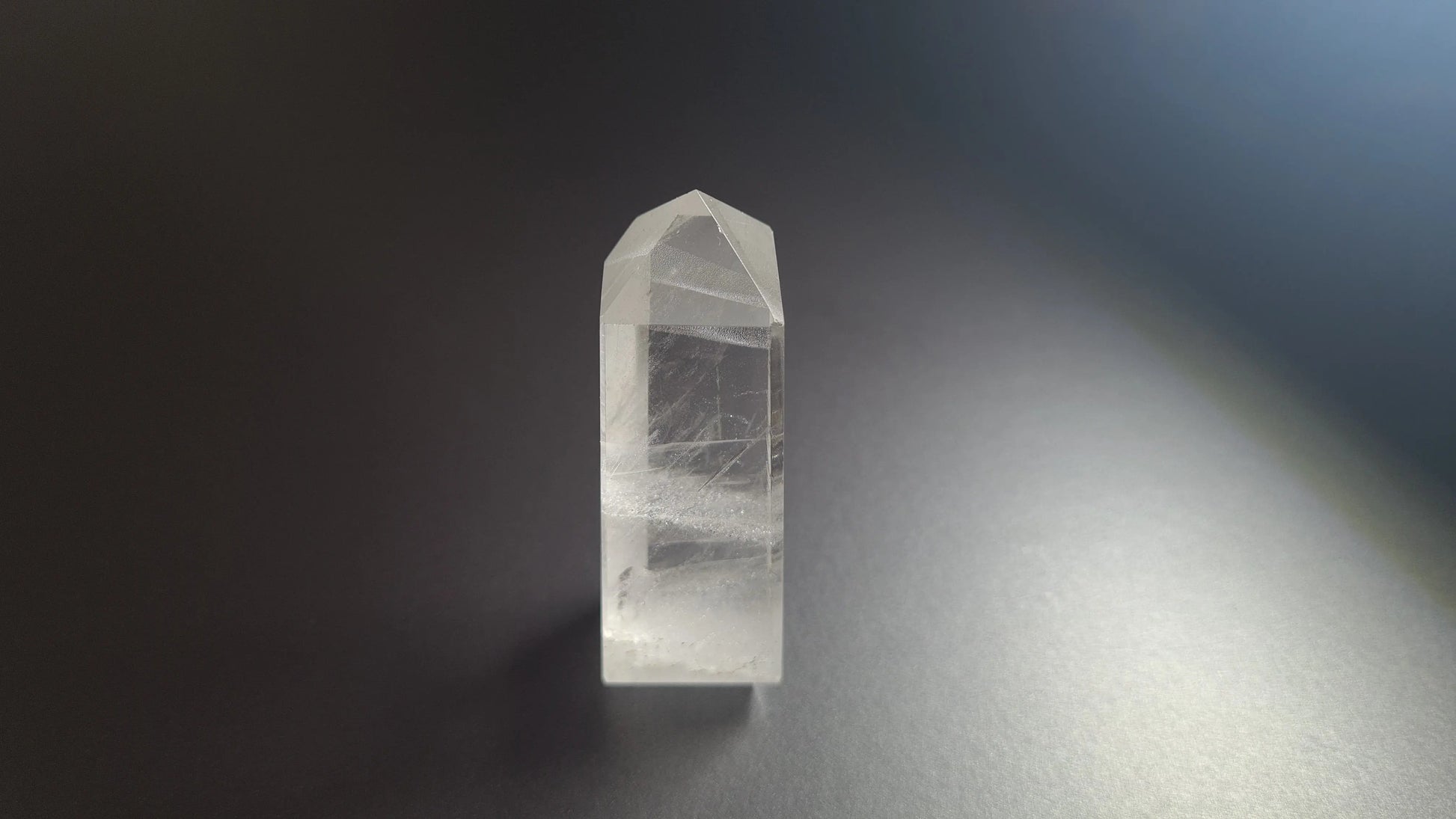 Tour de cristal de quartz 4 faces 6.9cm Cristal Roche
