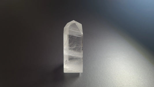 Tour de cristal de quartz 4 faces 6.9cm Cristal Roche