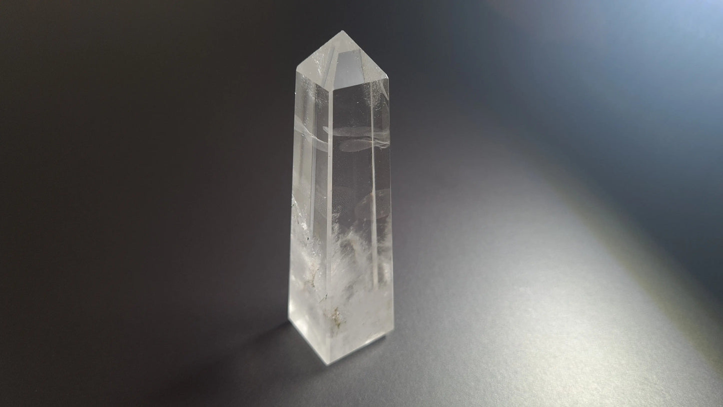Tour de cristal de quartz 4 faces 9.3cm Cristal Roche