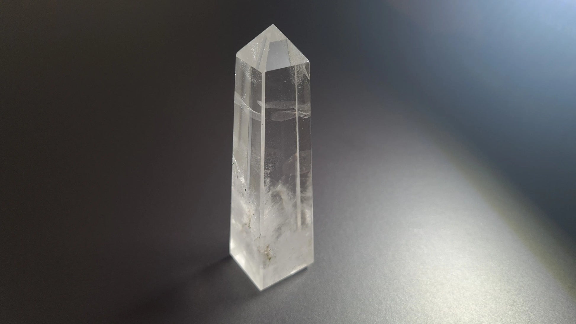 Tour de cristal de quartz 4 faces 9.3cm Cristal Roche