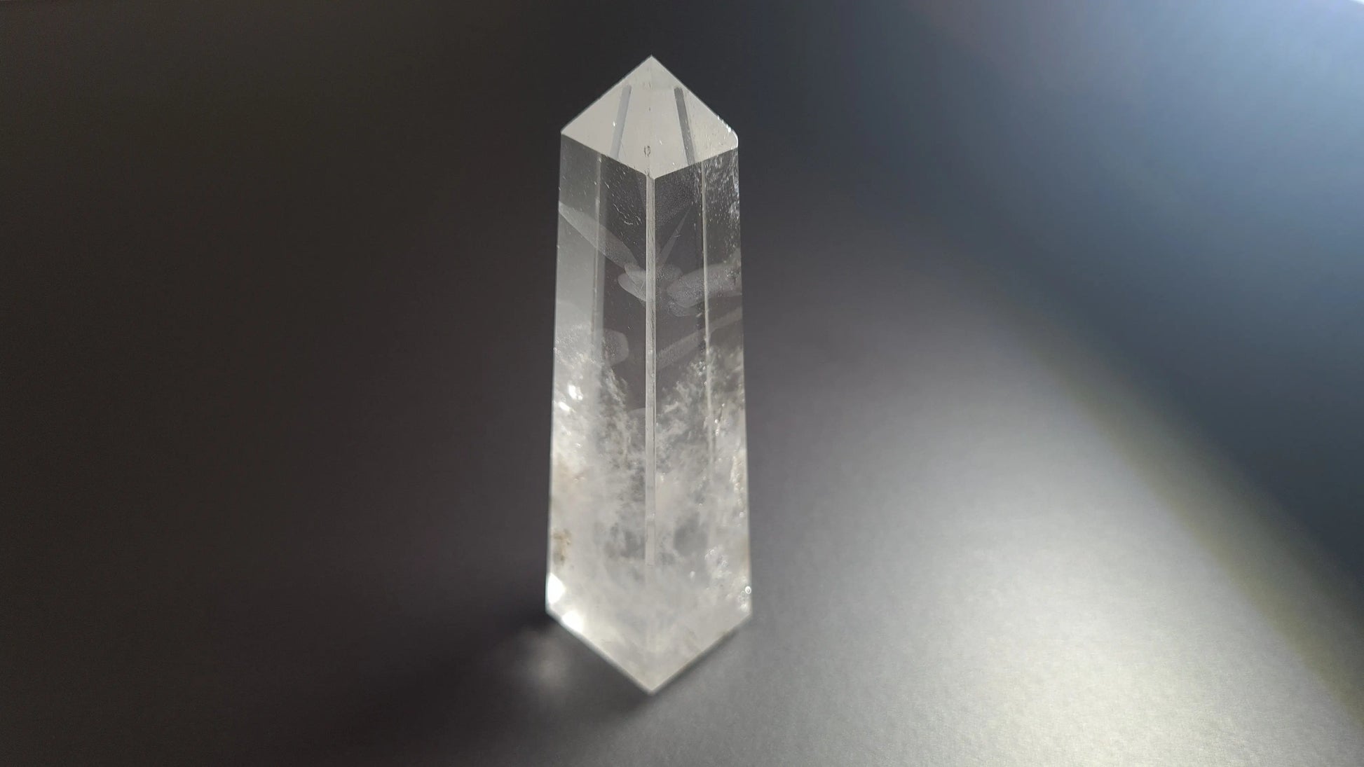 Tour de cristal de quartz 4 faces 9.3cm Cristal Roche