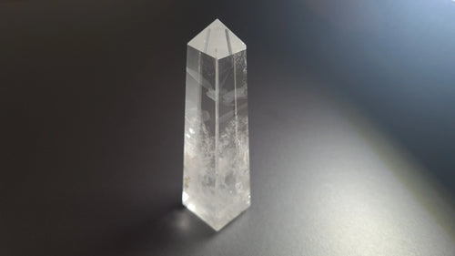Tour de cristal de quartz 4 faces 9.3cm Cristal Roche
