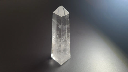 Tour de cristal de quartz 4 faces 9.3cm Cristal Roche