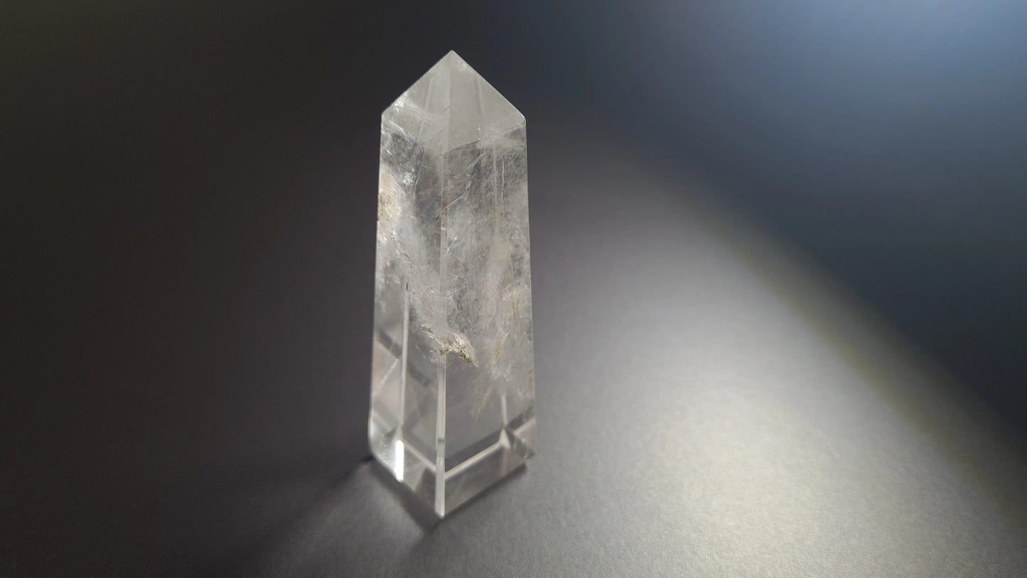 Tour de cristal de quartz 4 faces 7.9cm Cristal Roche
