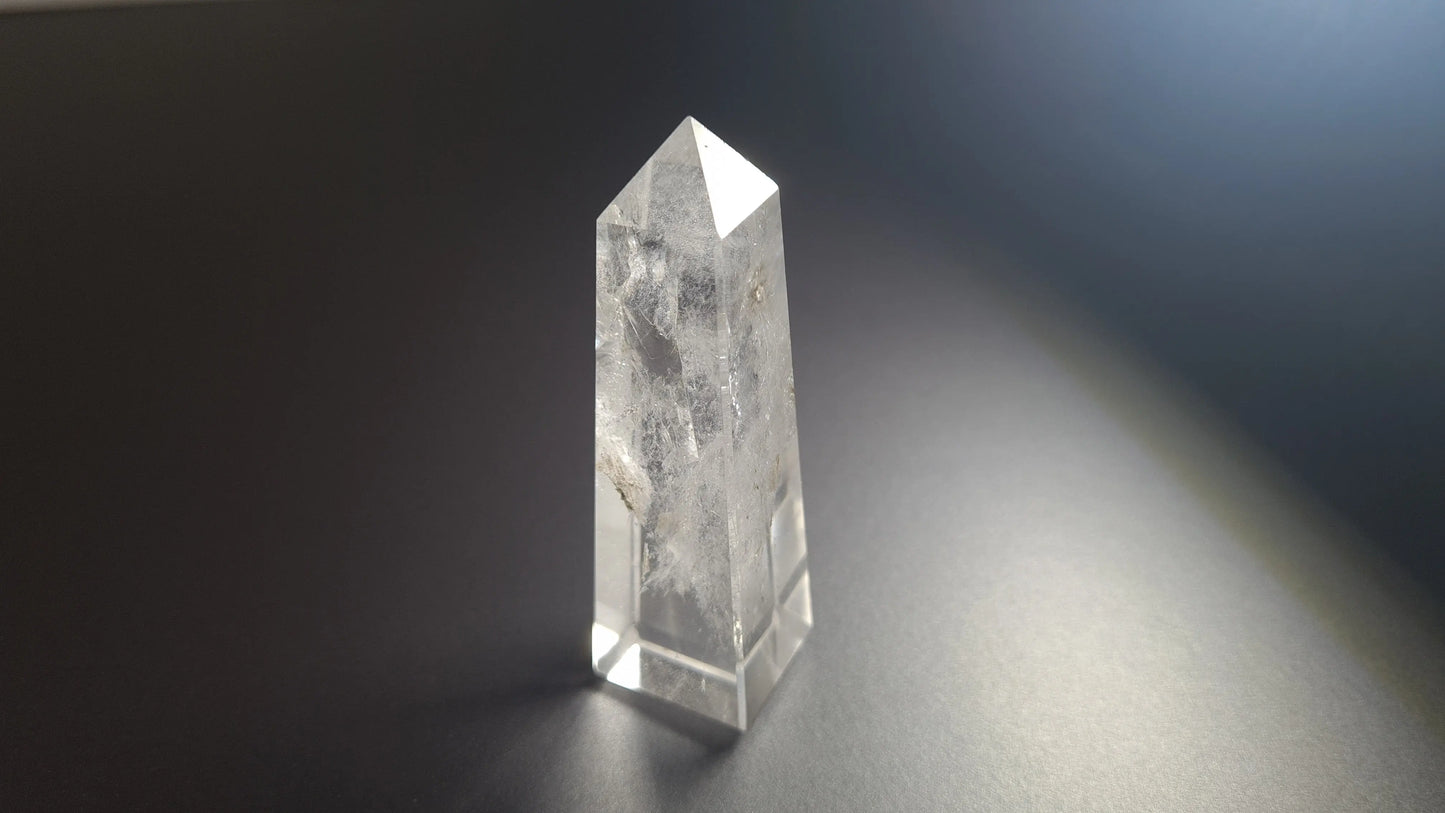 Tour de cristal de quartz 4 faces 7.9cm Cristal Roche