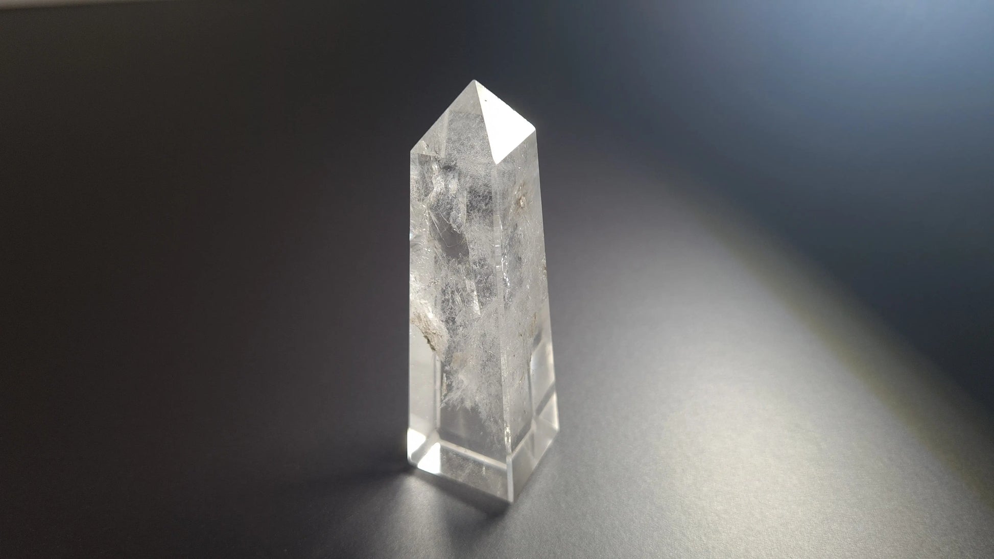 Tour de cristal de quartz 4 faces 7.9cm Cristal Roche