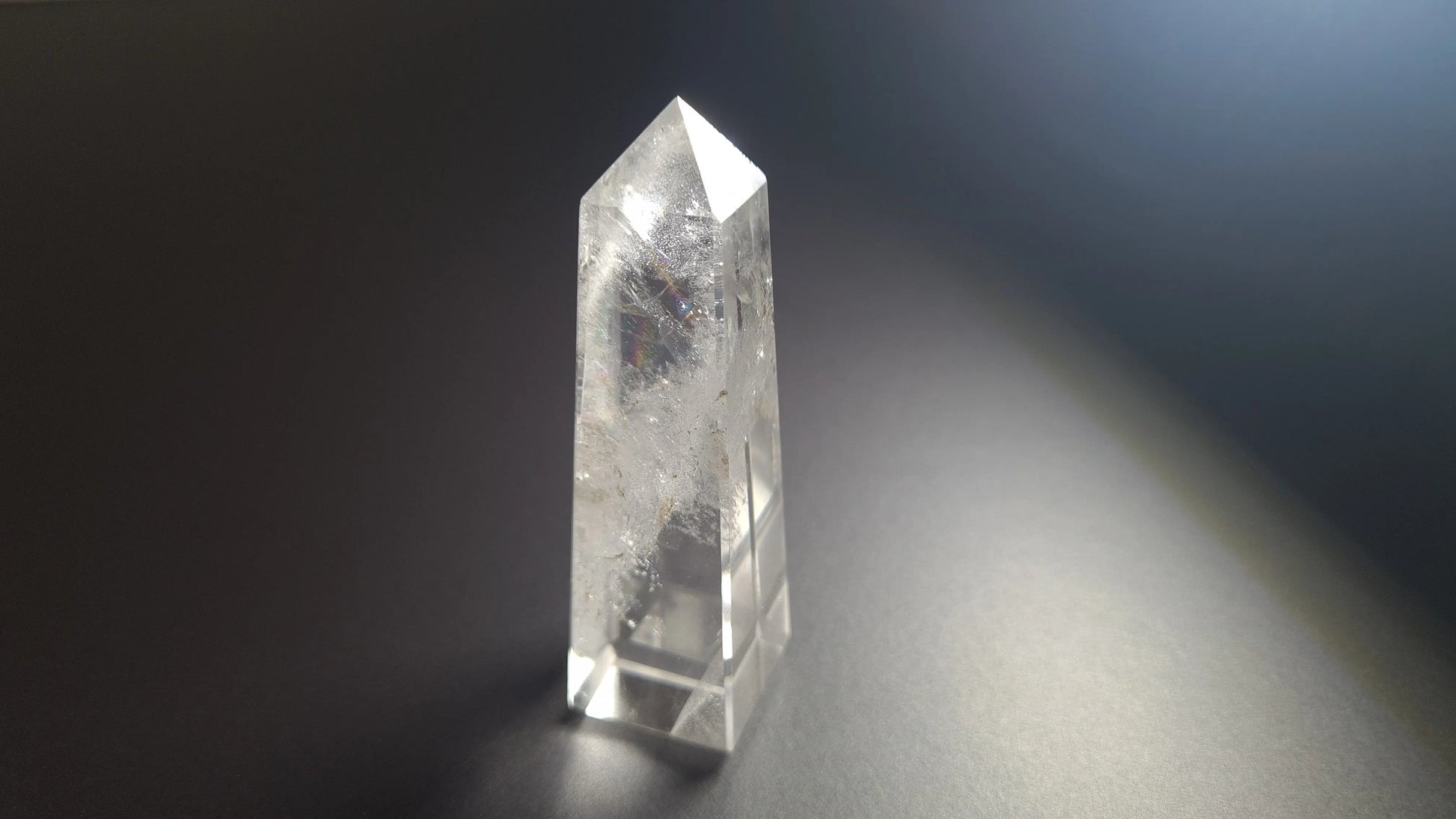 Tour de cristal de quartz 4 faces 7.9cm Cristal Roche