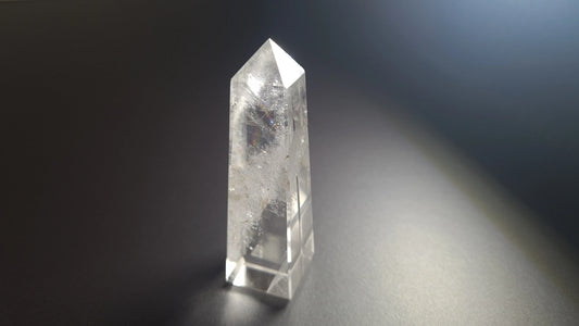 Tour de cristal de quartz 4 faces 7.9cm Cristal Roche