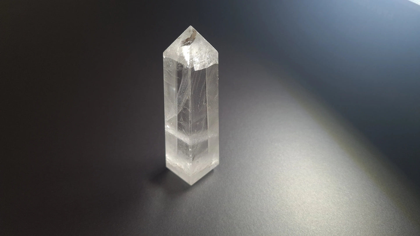 Tour de cristal de quartz 4 faces 8.8cm Cristal Roche