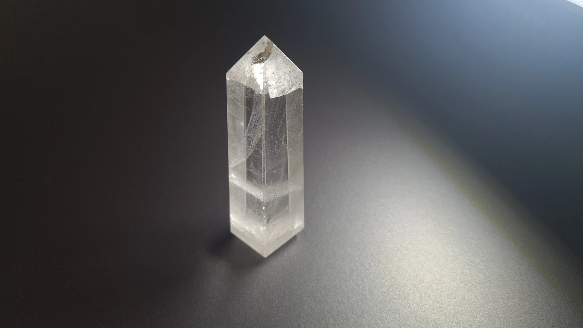 Tour de cristal de quartz 4 faces 8.8cm Cristal Roche