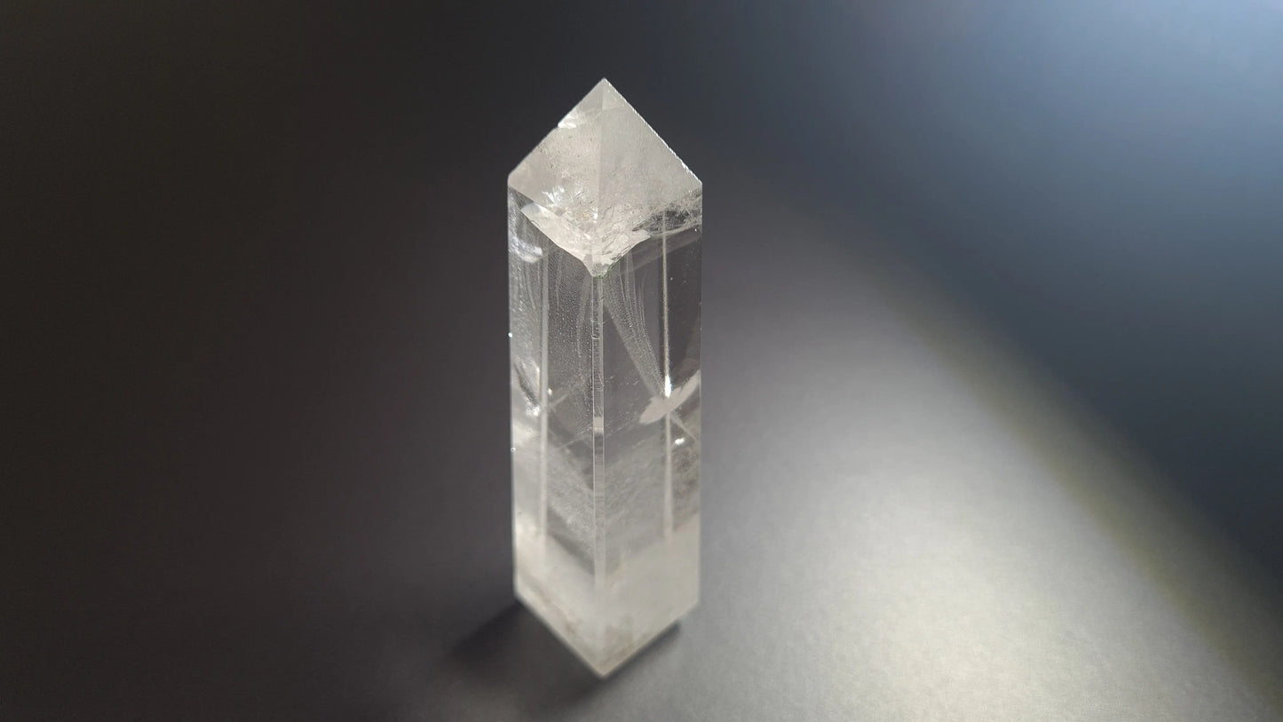 Tour de cristal de quartz 4 faces 8.8cm Cristal Roche