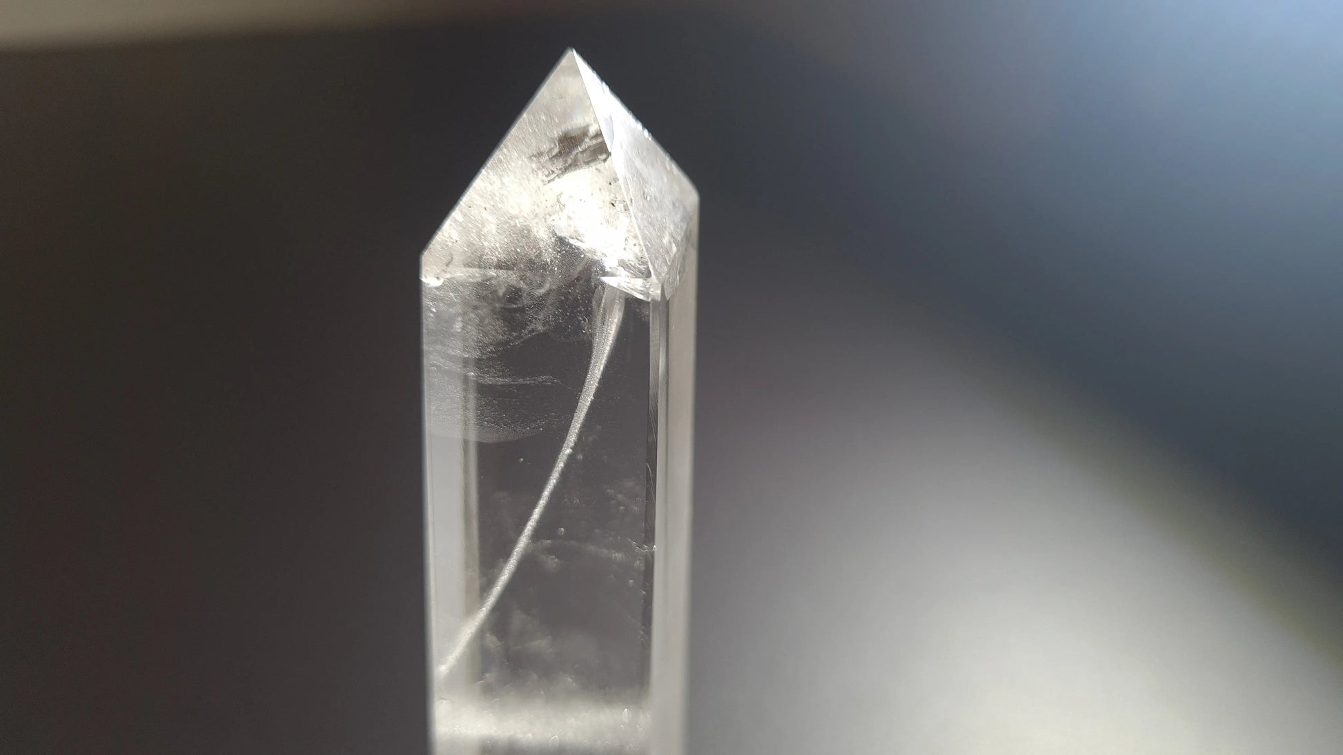Tour de cristal de quartz 4 faces 8.8cm Cristal Roche