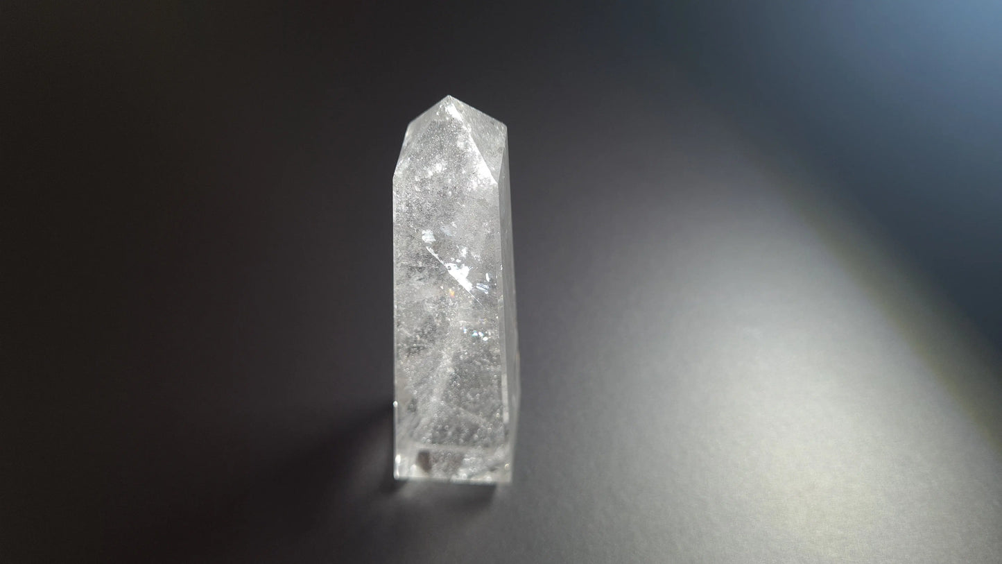 Tour de cristal de quartz 4 faces 8.3cm Cristal Roche