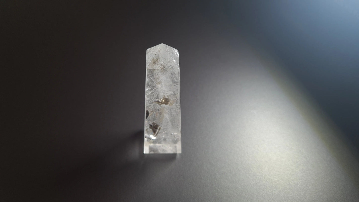 Tour de cristal de quartz 4 faces 8.3cm Cristal Roche