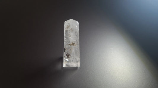 Tour de cristal de quartz 4 faces 8.3cm Cristal Roche
