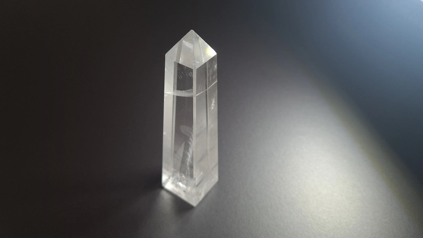 Tour de cristal de quartz 4 faces 9.8cm Cristal Roche