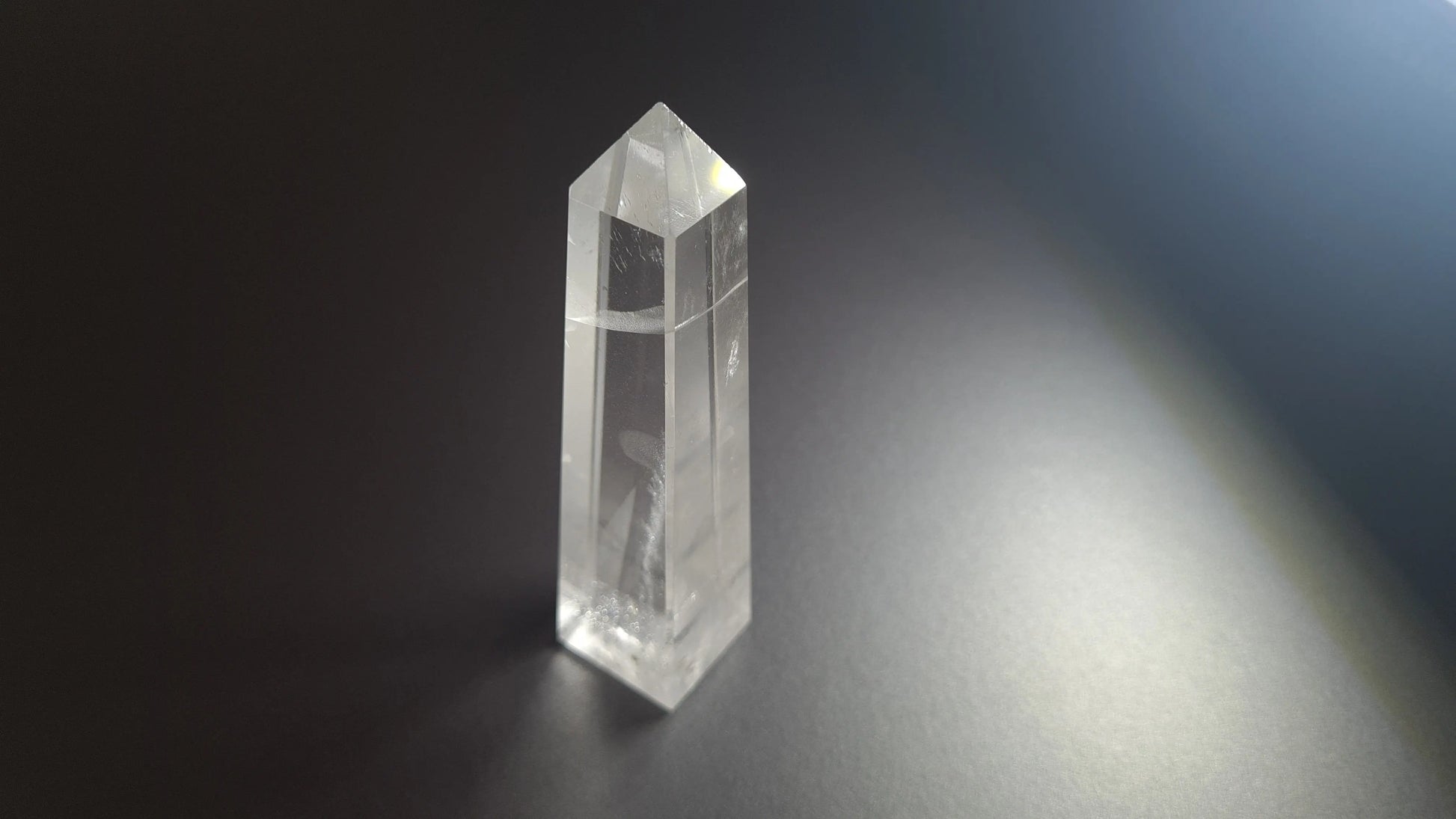 Tour de cristal de quartz 4 faces 9.8cm Cristal Roche