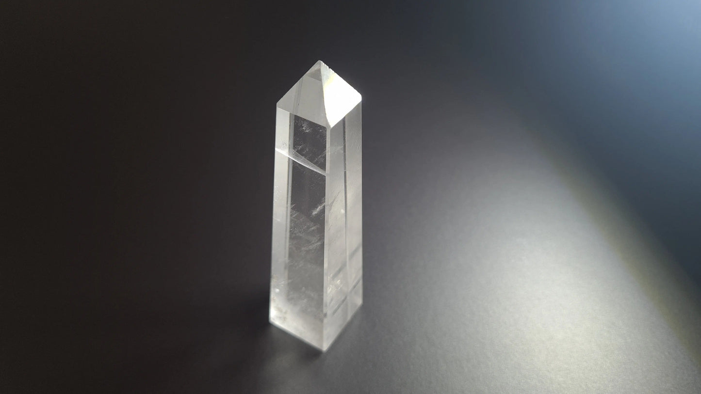 Tour de cristal de quartz 4 faces 9.8cm Cristal Roche