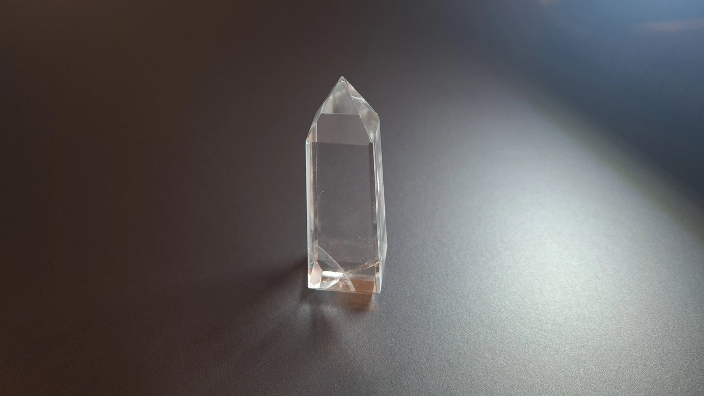 Tour de cristal de quartz 4 faces 6.4cm Cristal Roche