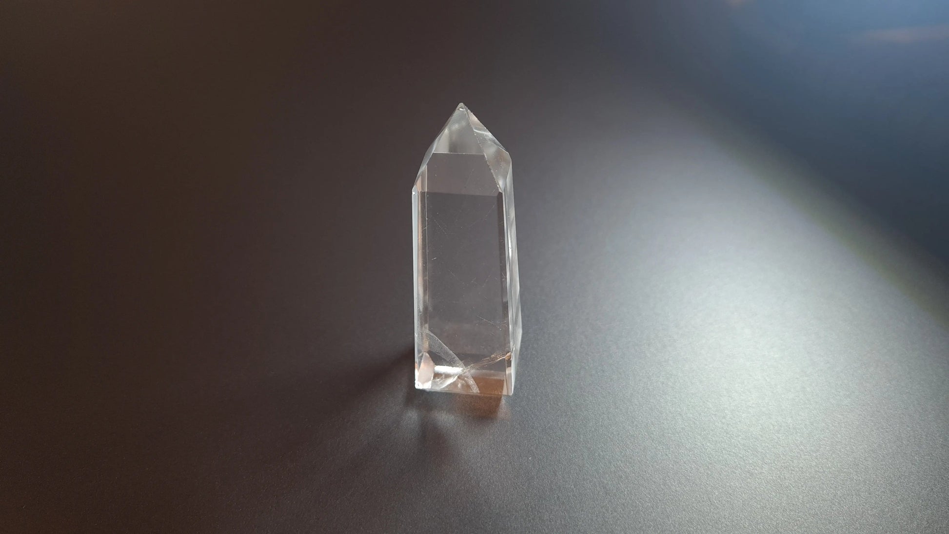 Tour de cristal de quartz 4 faces 6.4cm Cristal Roche