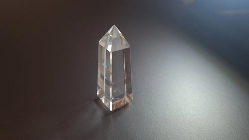Tour de cristal de quartz 4 faces 6.4cm Cristal Roche