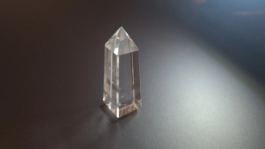 Tour de cristal de quartz 4 faces 6.4cm Cristal Roche