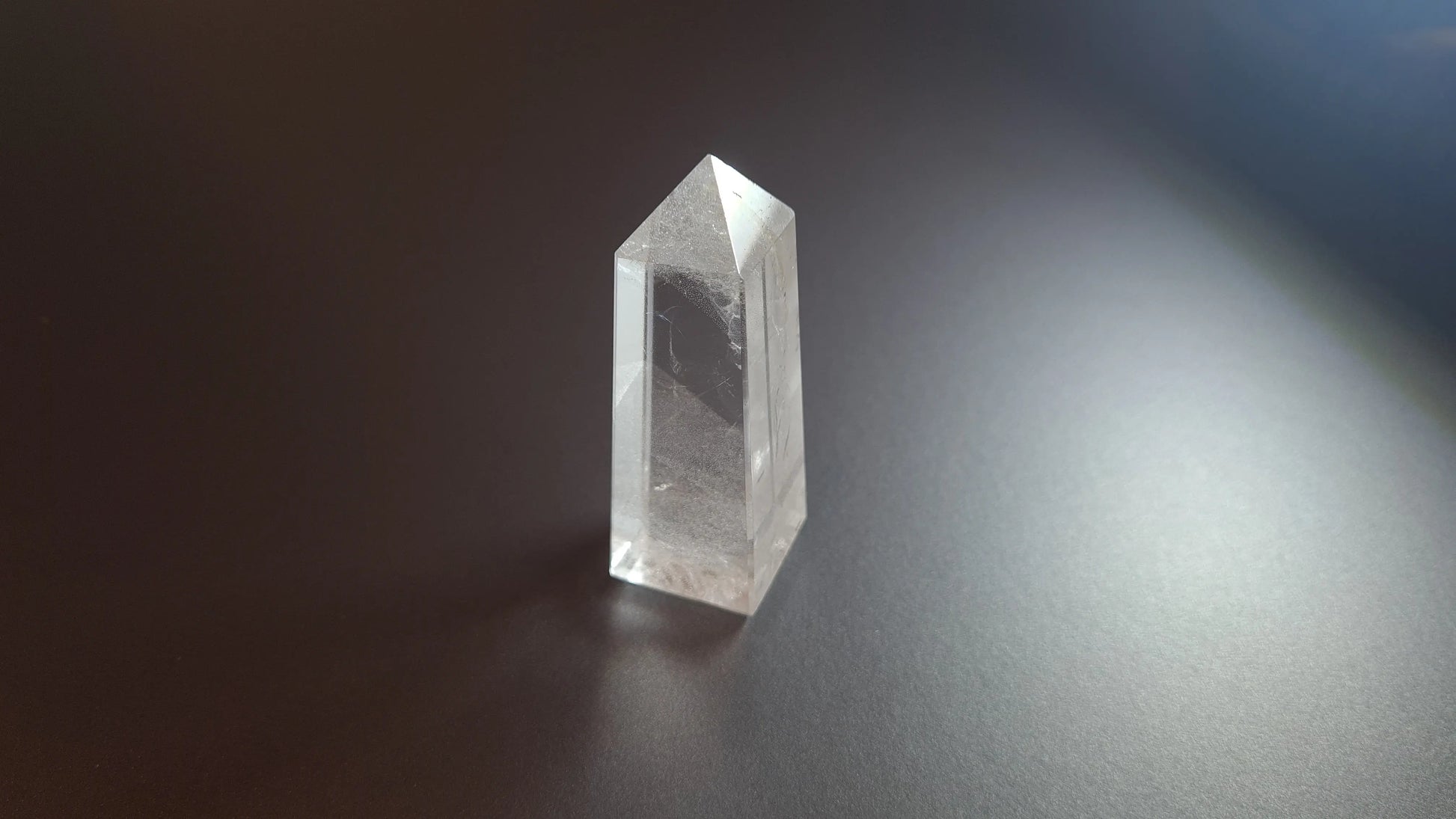Tour de cristal de quartz 4 faces 6.4cm Cristal Roche