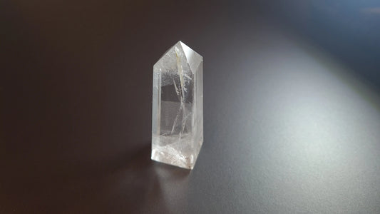 Tour de cristal de quartz 4 faces 6.4cm Cristal Roche