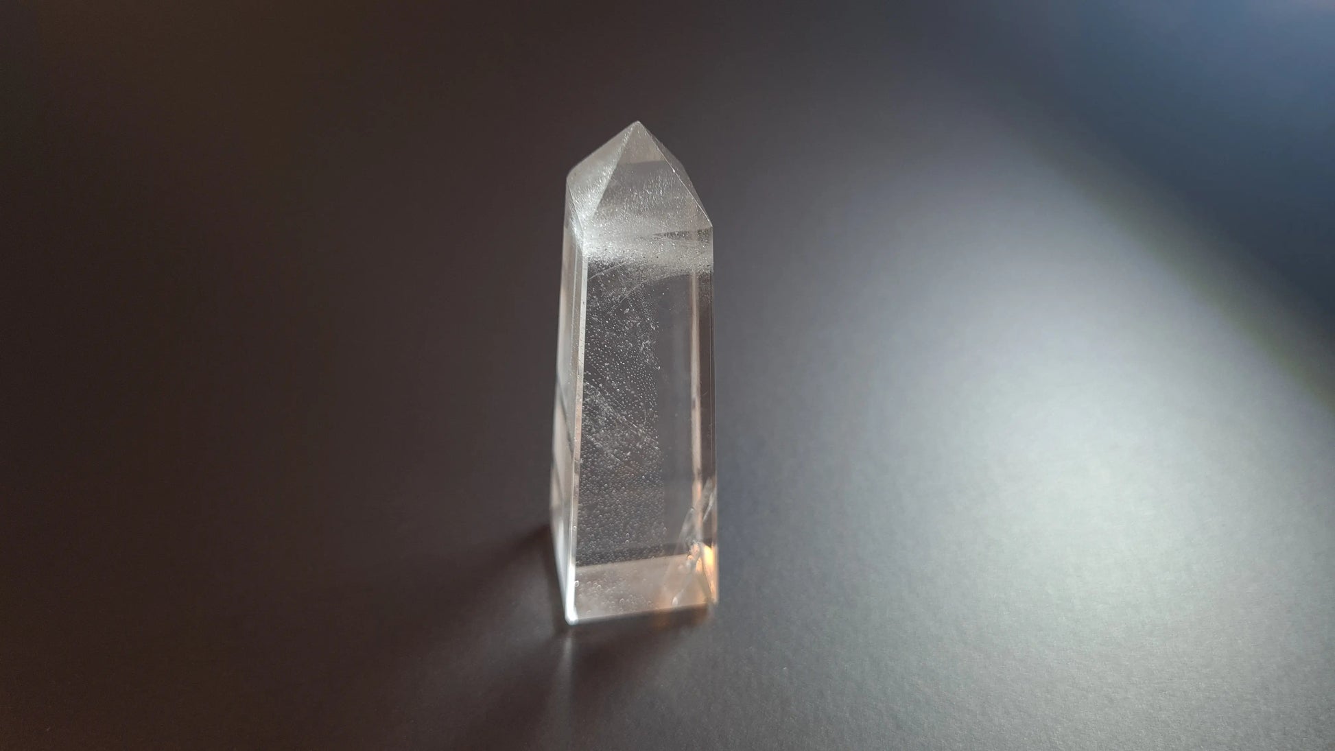 Tour de cristal de quartz 4 faces 7cm Cristal Roche