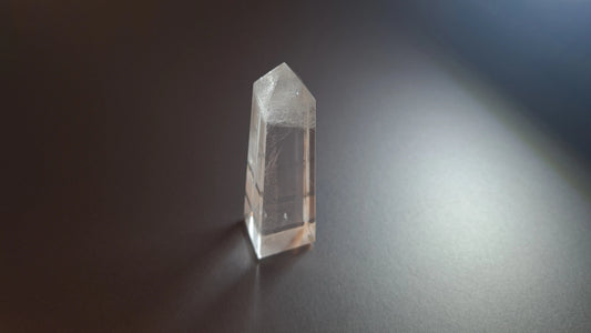 Tour de cristal de quartz 4 faces 7cm Cristal Roche