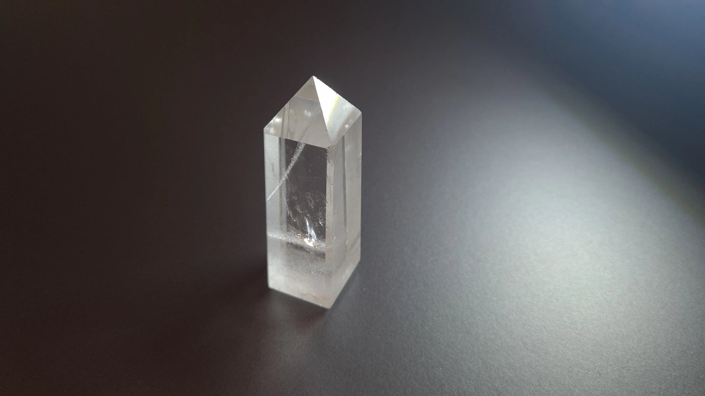 Tour de cristal de quartz 4 faces 7cm Cristal Roche