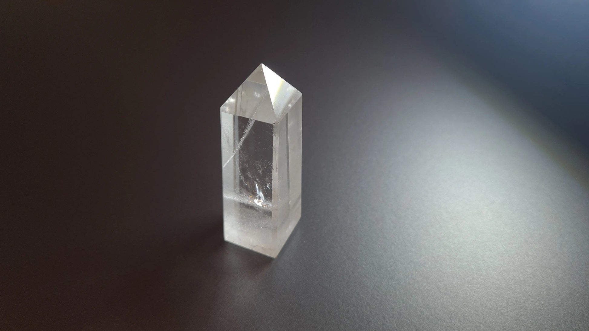 Tour de cristal de quartz 4 faces 7cm Cristal Roche