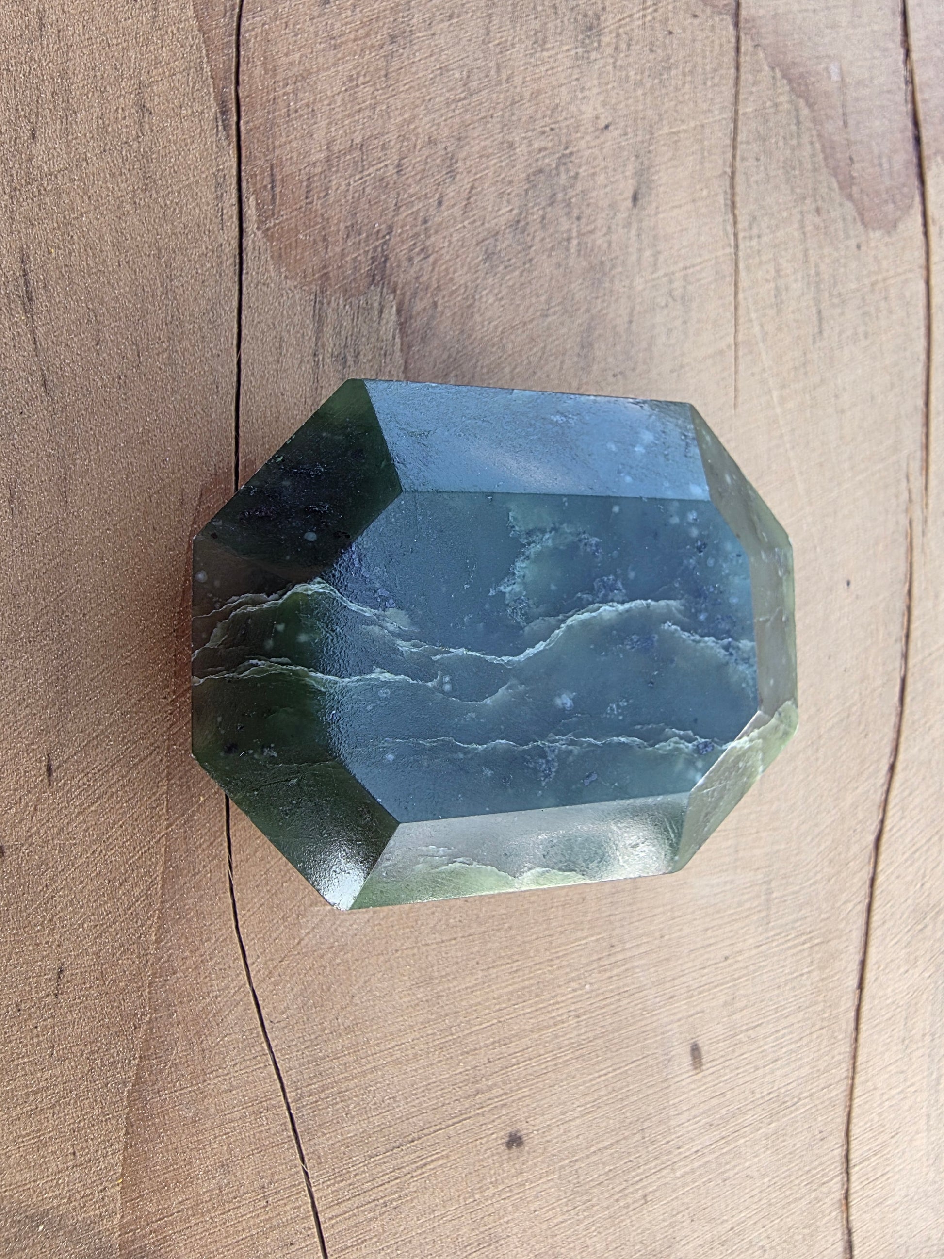 Pierre facetée en jade néphrite du Canada Cristal Roche