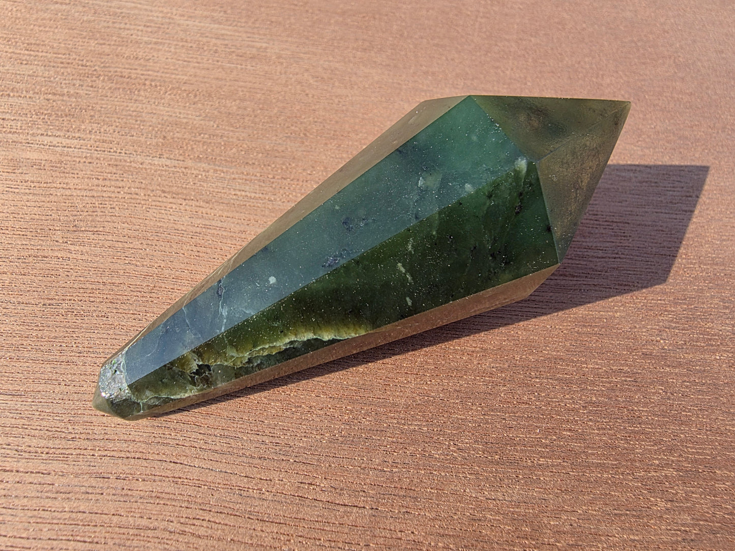 Vogel en jade néphrite du Canada Cristal Roche