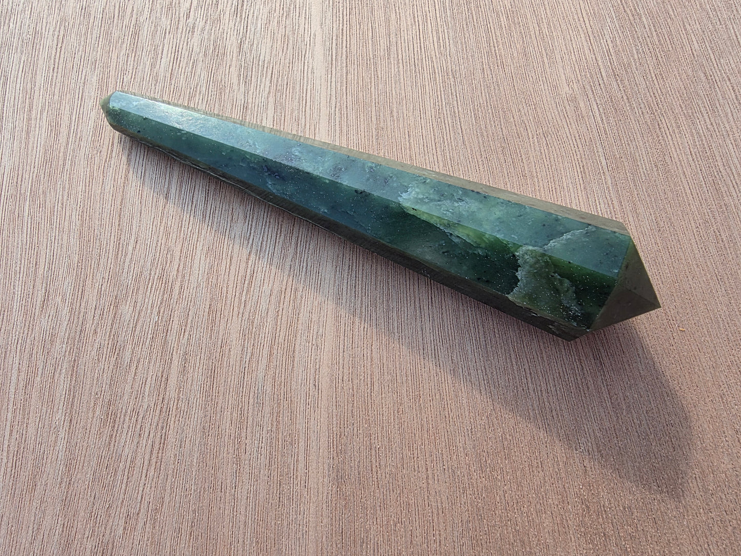 Vogel en jade néphrite du Canada Cristal Roche