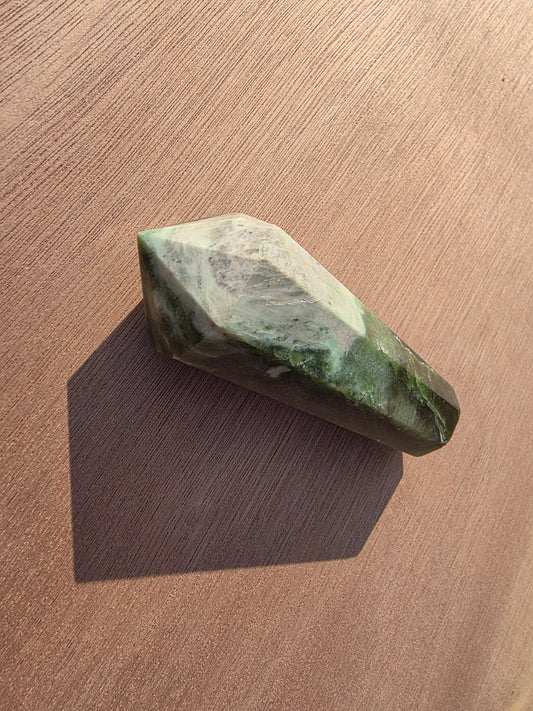 Vogel en jade néphrite du Canada Cristal Roche