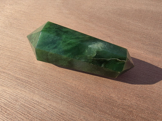 Vogel en jade néphrite du Canada Cristal Roche