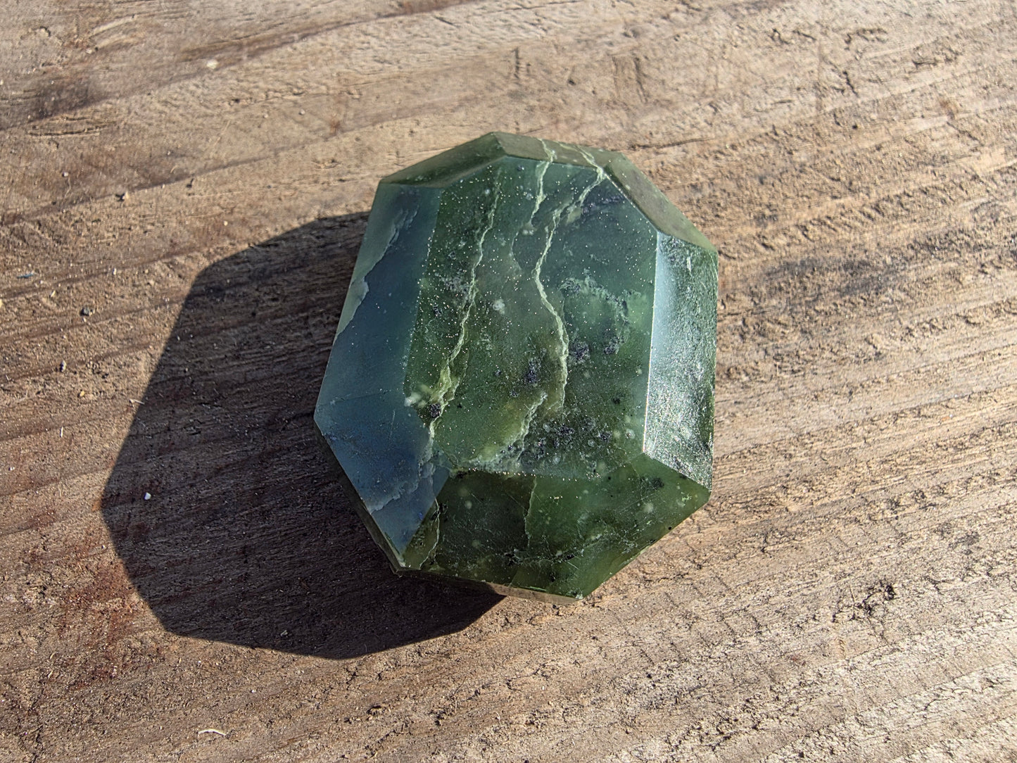 Pierre facetée en jade néphrite du Canada Cristal Roche