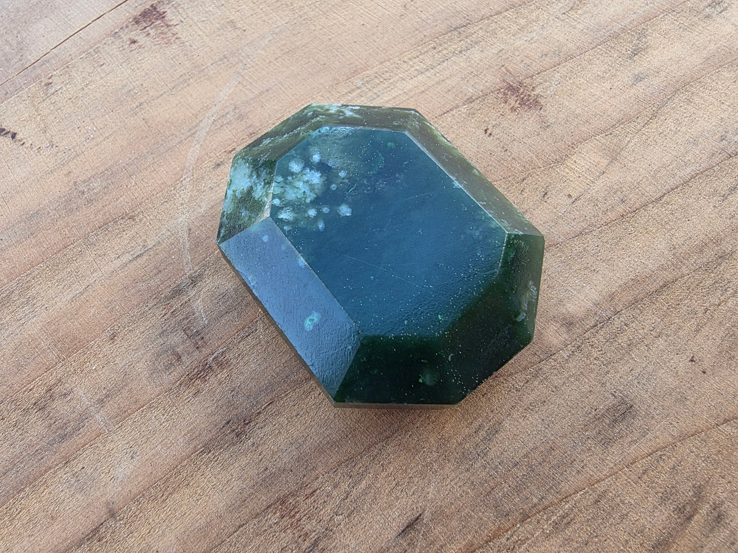Pierre facetée en jade néphrite du Canada Cristal Roche
