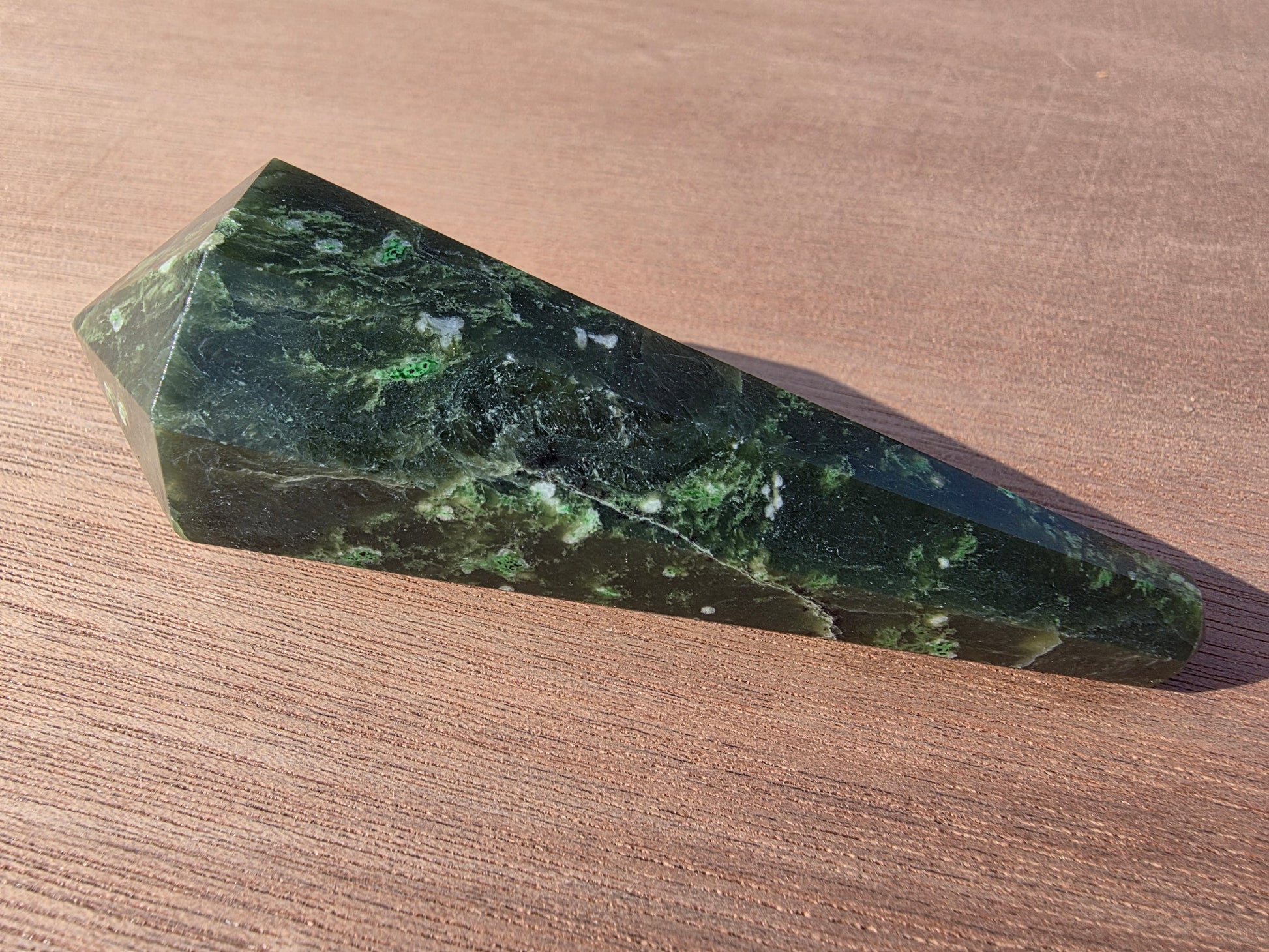 Vogel en jade néphrite du Canada Cristal Roche