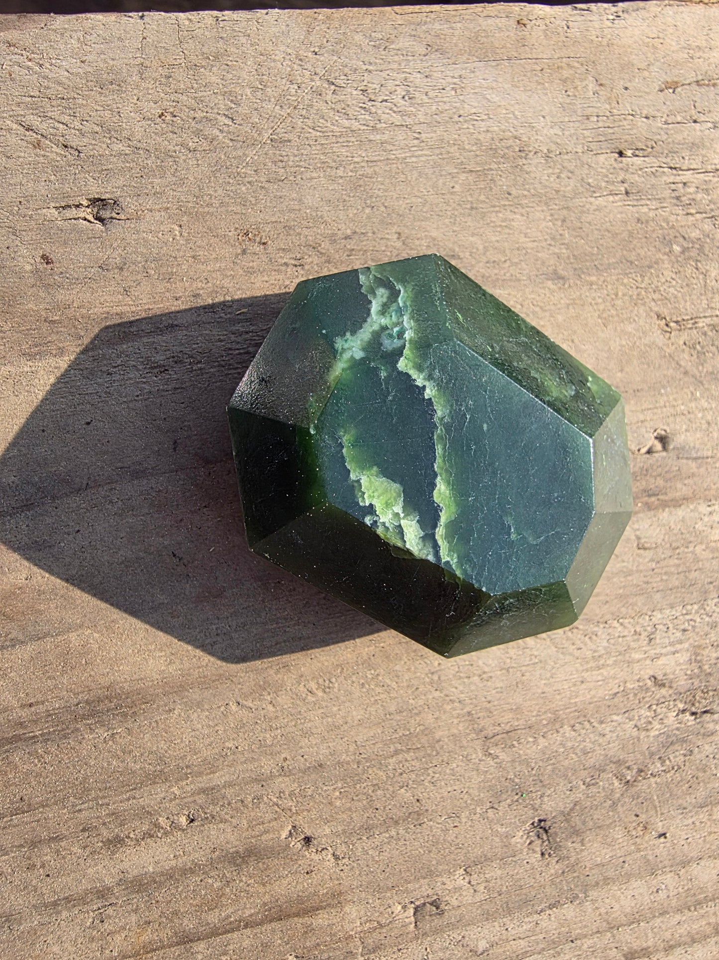 Pierre facetée en jade néphrite du Canada Cristal Roche